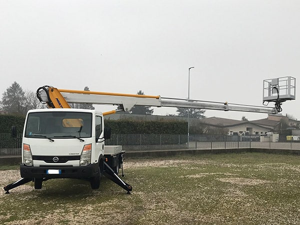 Sollevamenti-industriali-con-piattaforme-autocarrate-mantova